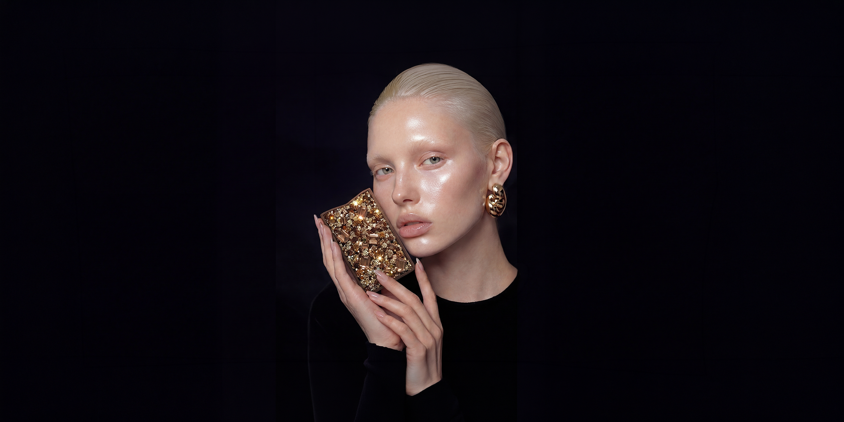 Woman holding the NETIC Couture slim wallet like a piece of jewellery in a luxury editorial setting